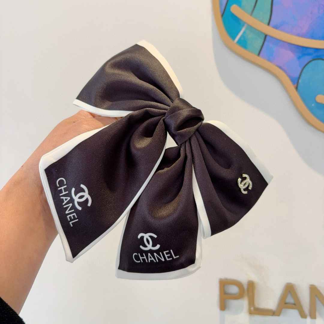 配包装
CHANEL （香奈儿）明星同款蝴蝶结发夹 弹弓夹 网红推荐款♥ 经典蝴蝶结头饰，超级百搭哦 让