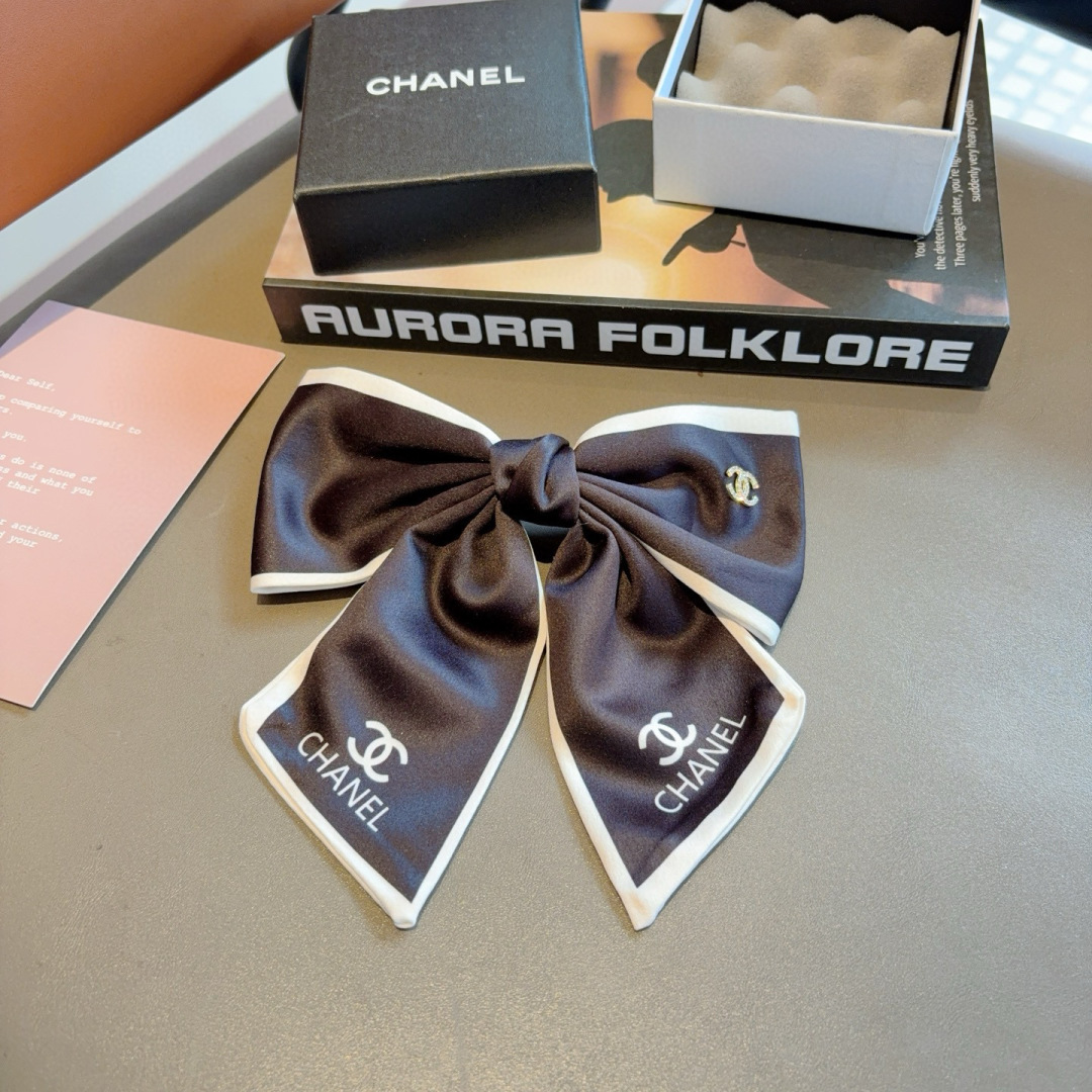 配包装
CHANEL （香奈儿）明星同款蝴蝶结发夹 弹弓夹 网红推荐款♥ 经典蝴蝶结头饰，超级百搭哦 让