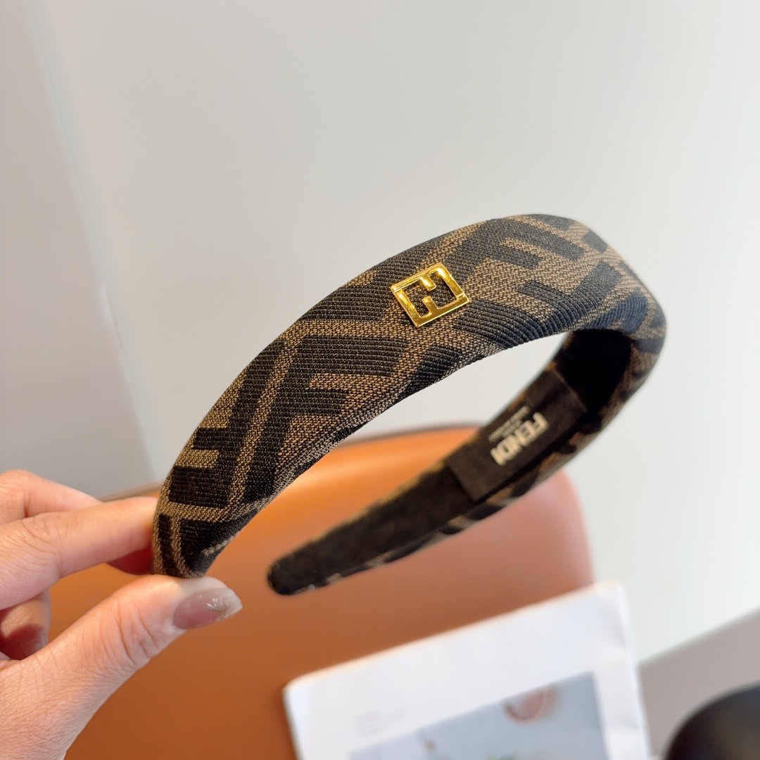 配包装
FENDI 芬迪 火爆新款发箍，宽版原单货， 简约百搭，潮女必备品，超级的高大上！