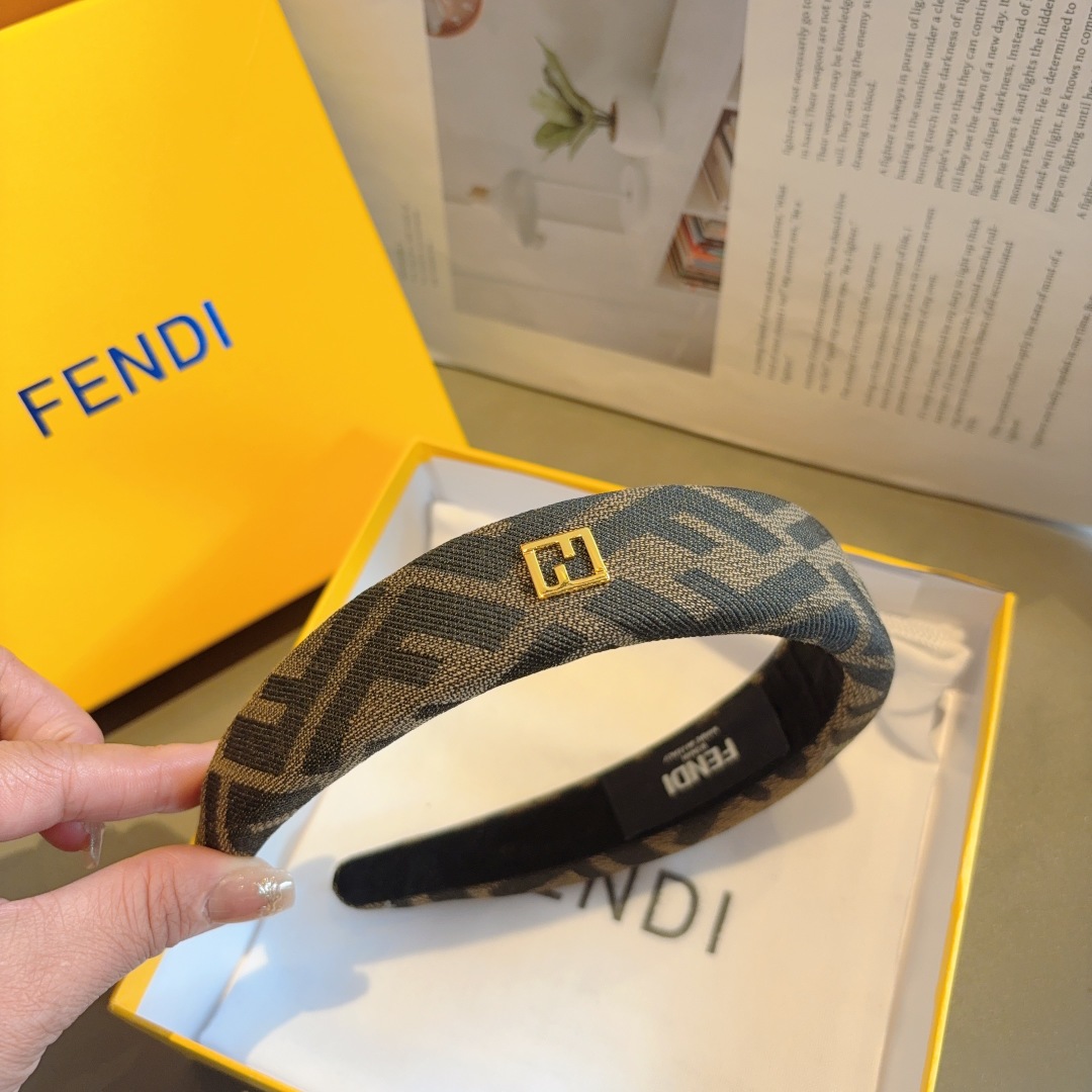 配包装
FENDI 芬迪 火爆新款发箍，宽版原单货， 简约百搭，潮女必备品，超级的高大上！