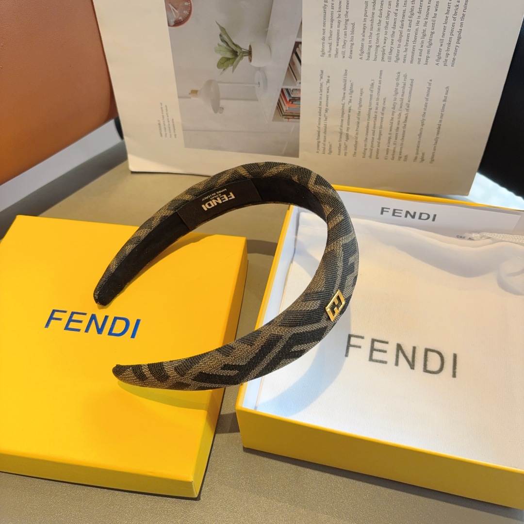 配包装
FENDI 芬迪 火爆新款发箍，宽版原单货， 简约百搭，潮女必备品，超级的高大上！