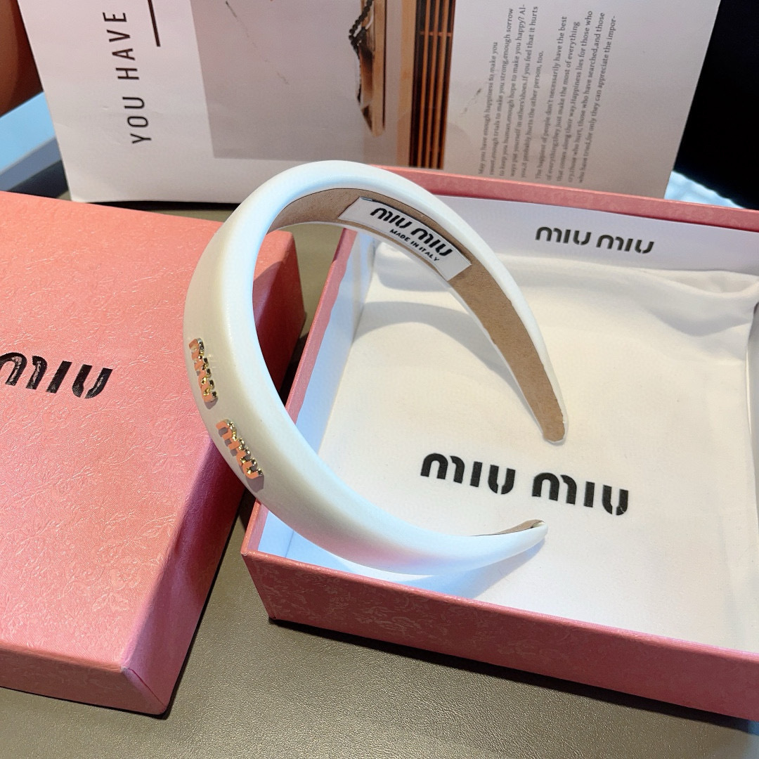 配包装
miumiu 缪缪  新款羊皮定制发箍，金属字母头箍！特制面料非常显质感、经典百搭少女风发饰