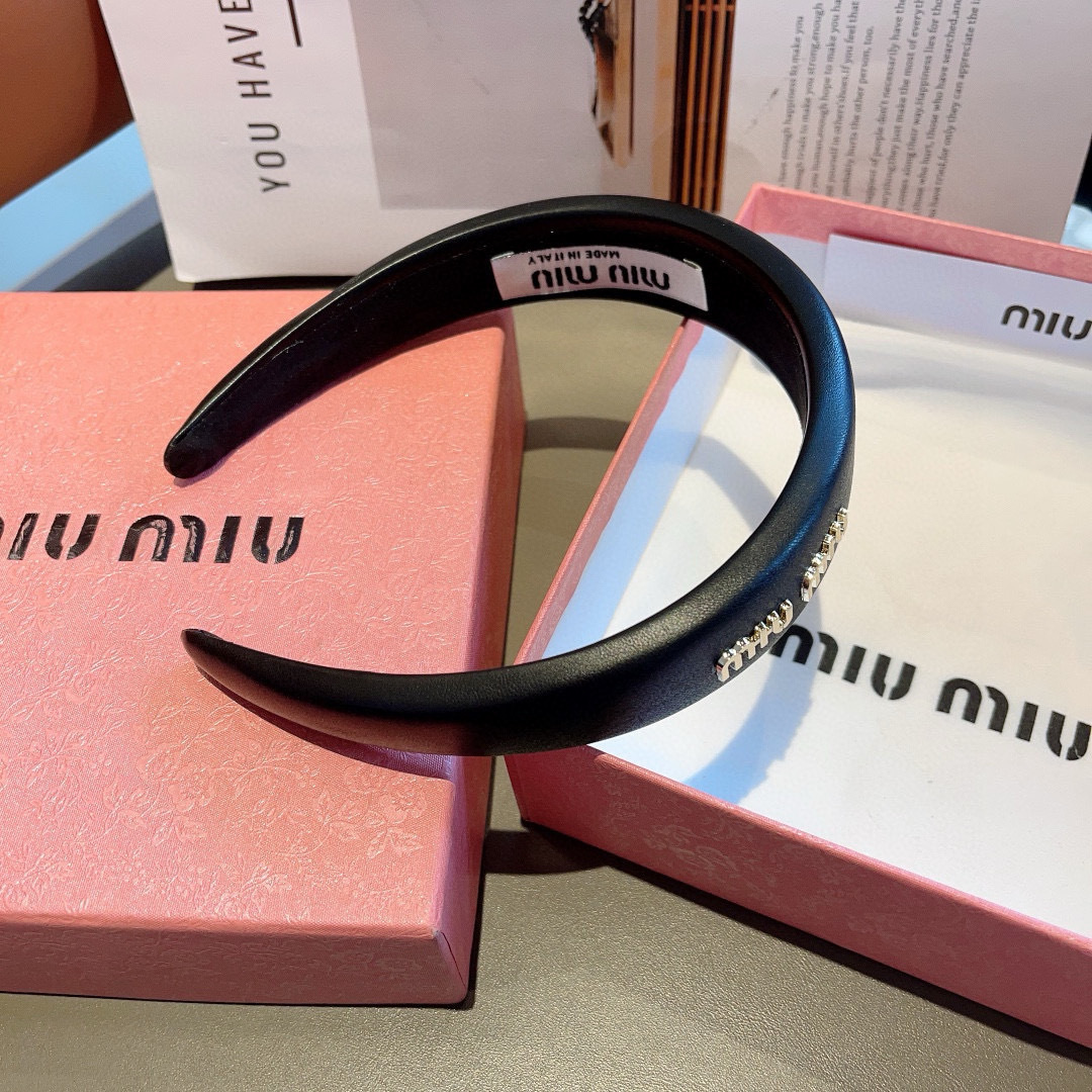 配包装
miumiu 缪缪  新款羊皮定制发箍，金属字母头箍！特制面料非常显质感、经典百搭少女风发饰