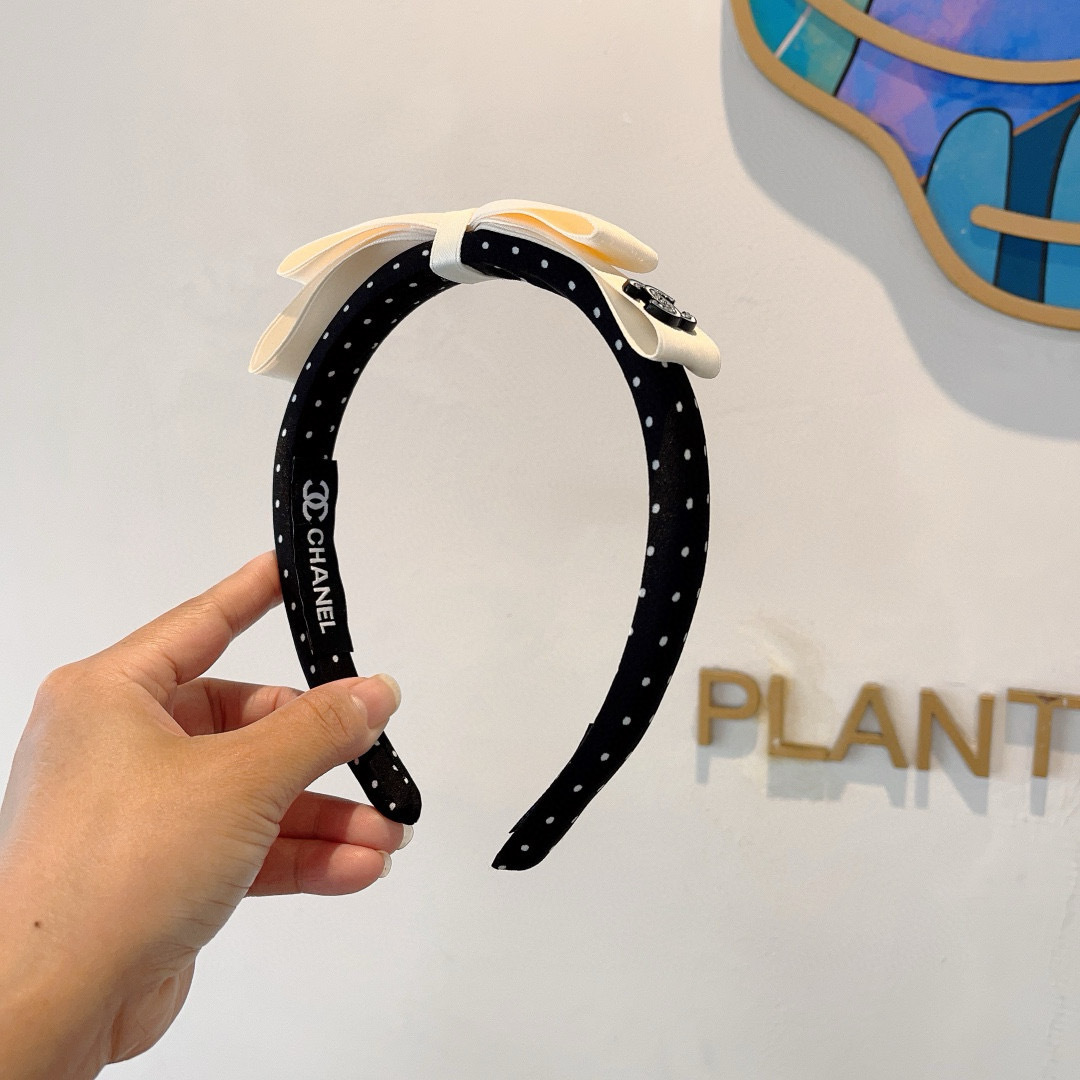 配包装
CHANEL（香奈儿）新款小香高颅顶小波点窄版发箍，复古头箍，网红爆款推荐 搭配高端材质，超精致