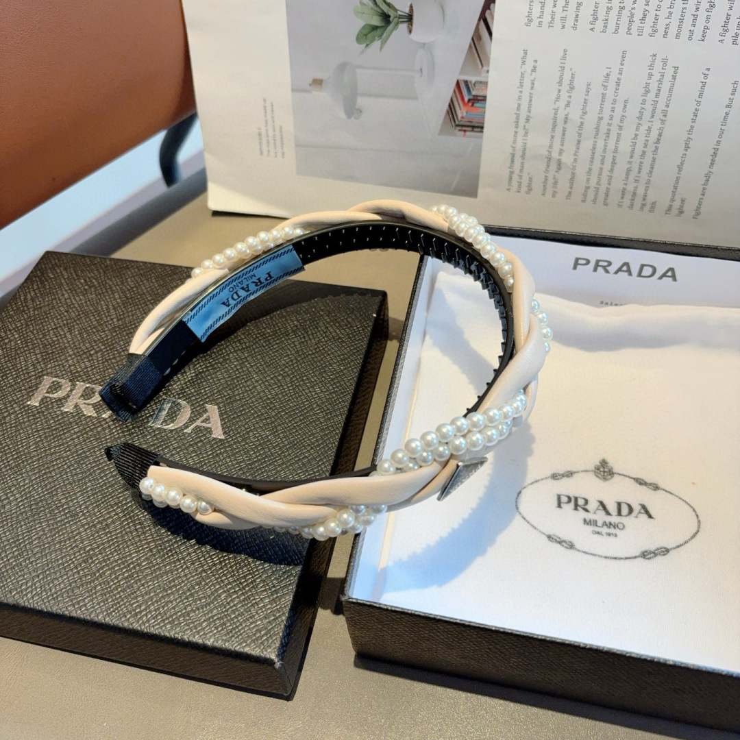 配包装
PRADA （普拉达） 新款潮流珍珠发箍。气质女神必备单品。非常百搭，时尚潮流， 戴上它满满的高