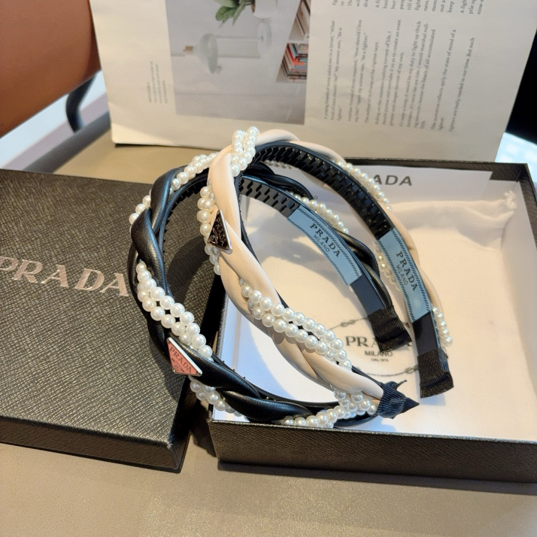 配包装
PRADA （普拉达） 新款潮流珍珠发箍。气质女神必备单品。非常百搭，时尚潮流， 戴上它满满的高