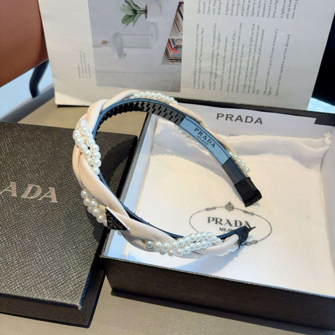 配包装
PRADA （普拉达） 新款潮流珍珠发箍。气质女神必备单品。非常百搭，时尚潮流， 戴上它满满的高