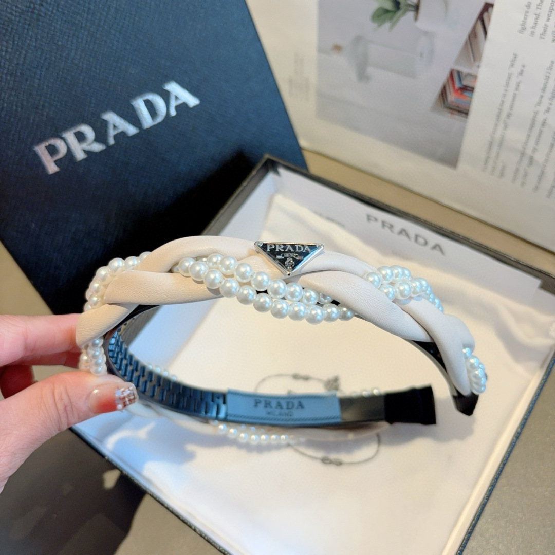配包装
PRADA （普拉达） 新款潮流珍珠发箍。气质女神必备单品。非常百搭，时尚潮流， 戴上它满满的高
