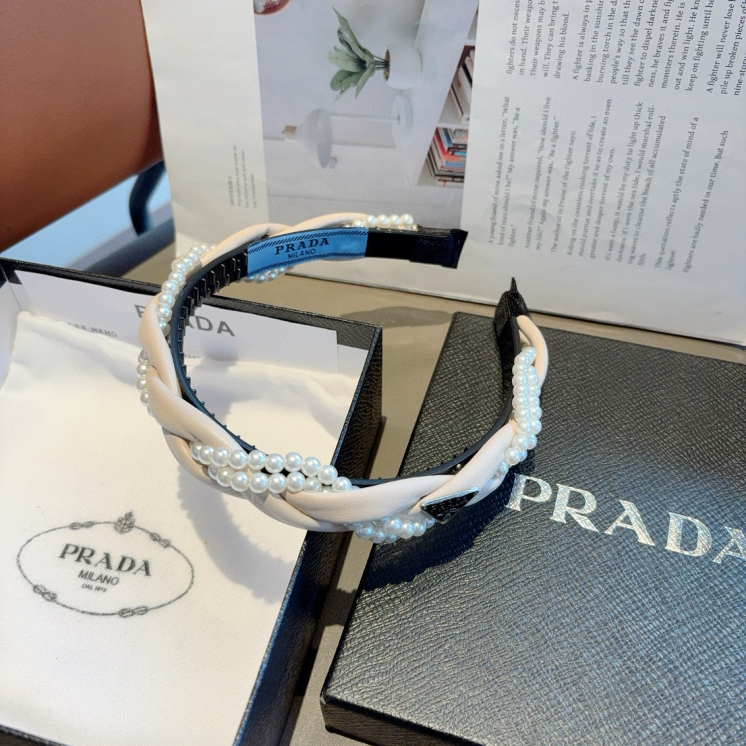 配包装
PRADA （普拉达） 新款潮流珍珠发箍。气质女神必备单品。非常百搭，时尚潮流， 戴上它满满的高