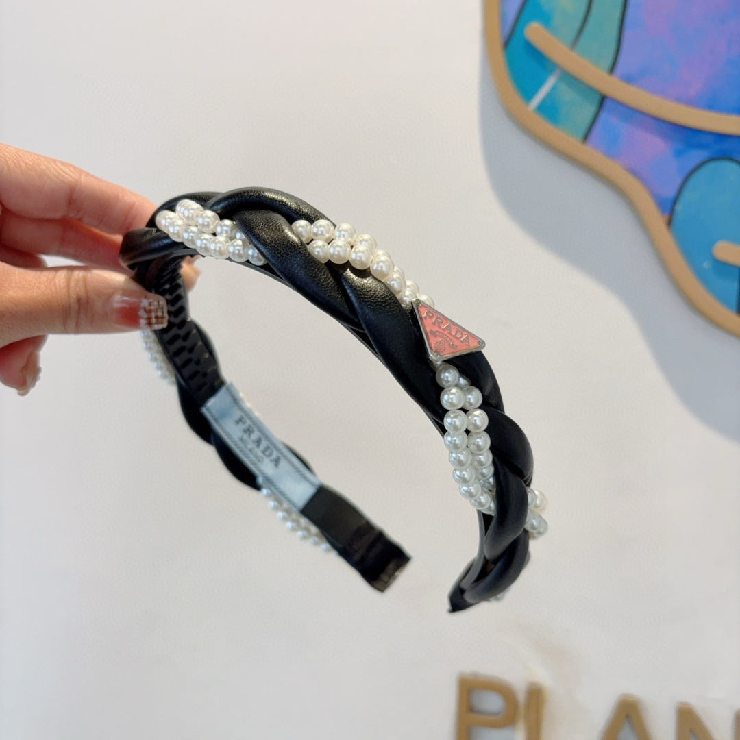 配包装
PRADA （普拉达） 新款潮流珍珠发箍。气质女神必备单品。非常百搭，时尚潮流， 戴上它满满的高