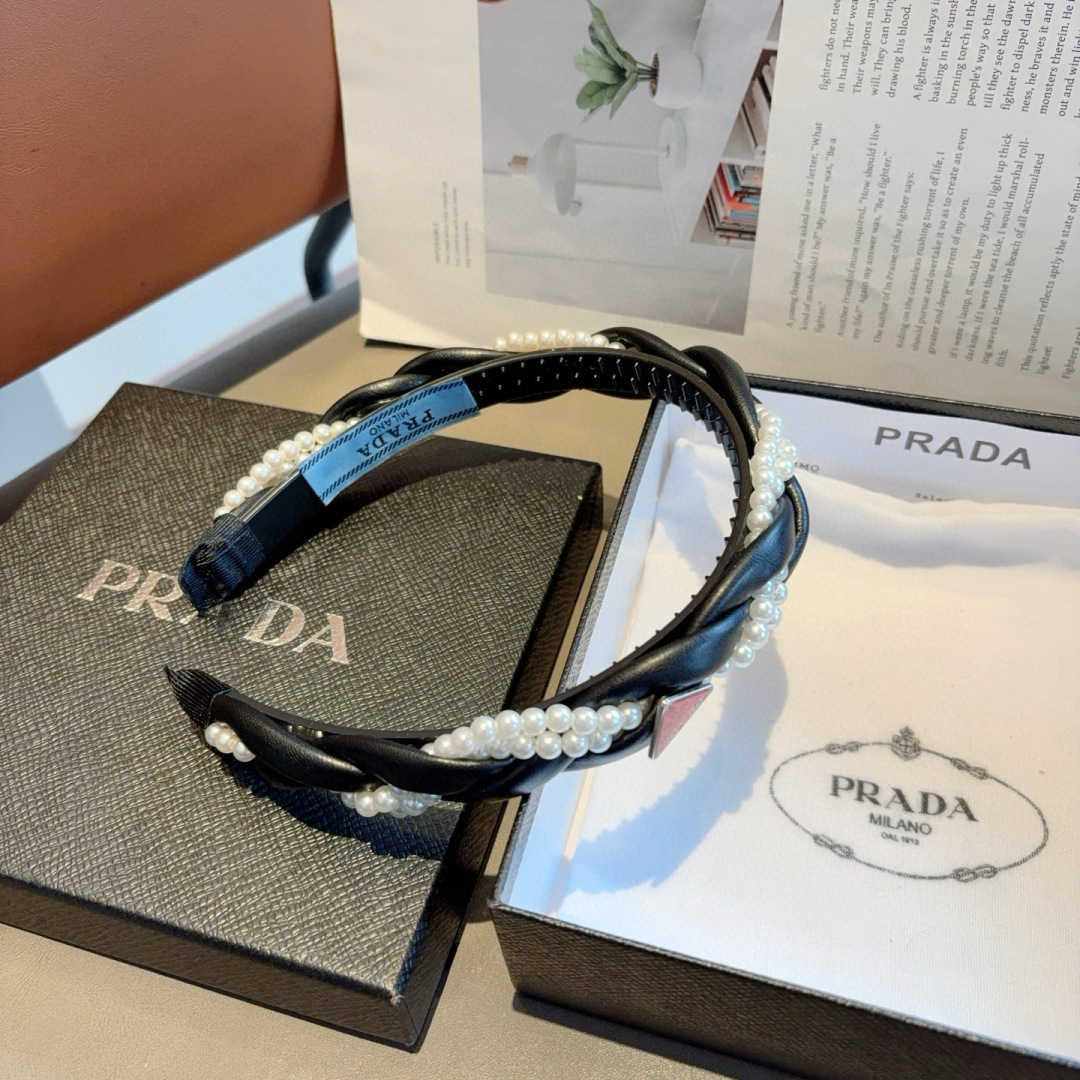 配包装
PRADA （普拉达） 新款潮流珍珠发箍。气质女神必备单品。非常百搭，时尚潮流， 戴上它满满的高