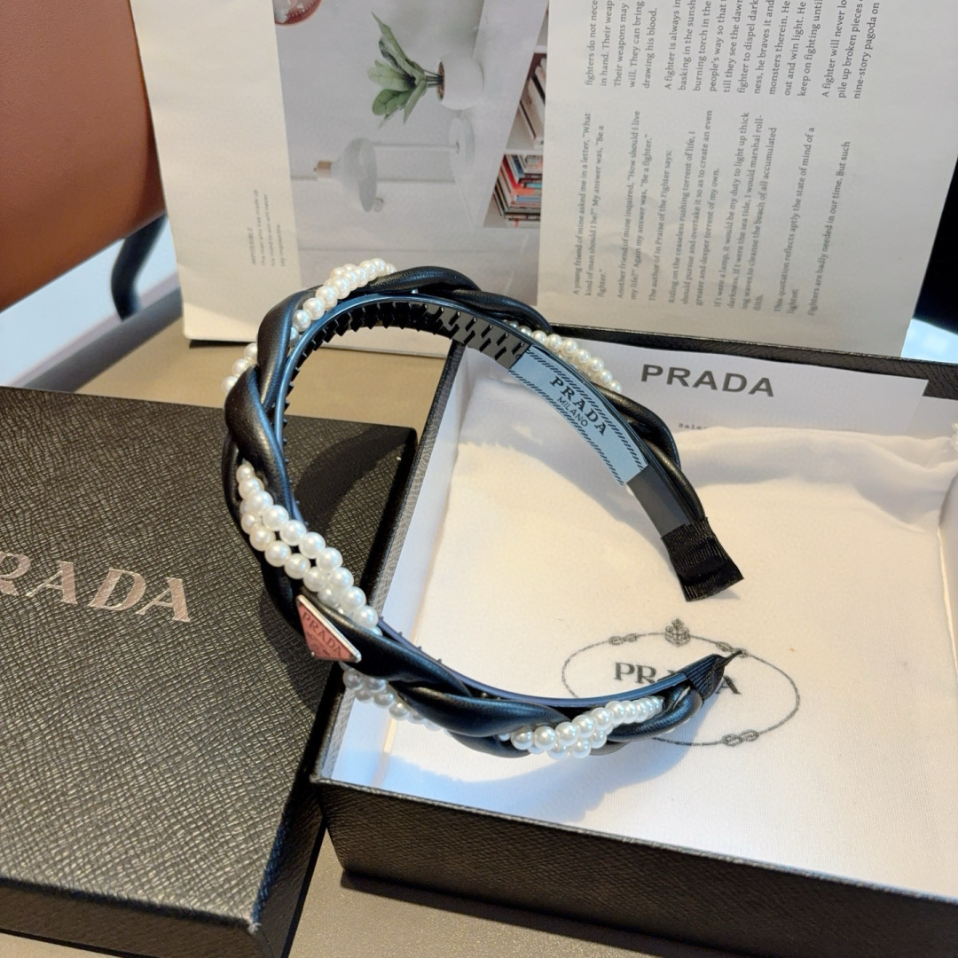 配包装
PRADA （普拉达） 新款潮流珍珠发箍。气质女神必备单品。非常百搭，时尚潮流， 戴上它满满的高