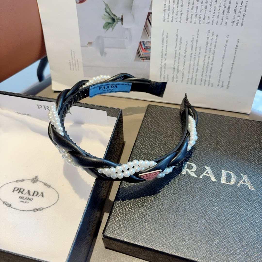配包装
PRADA （普拉达） 新款潮流珍珠发箍。气质女神必备单品。非常百搭，时尚潮流， 戴上它满满的高