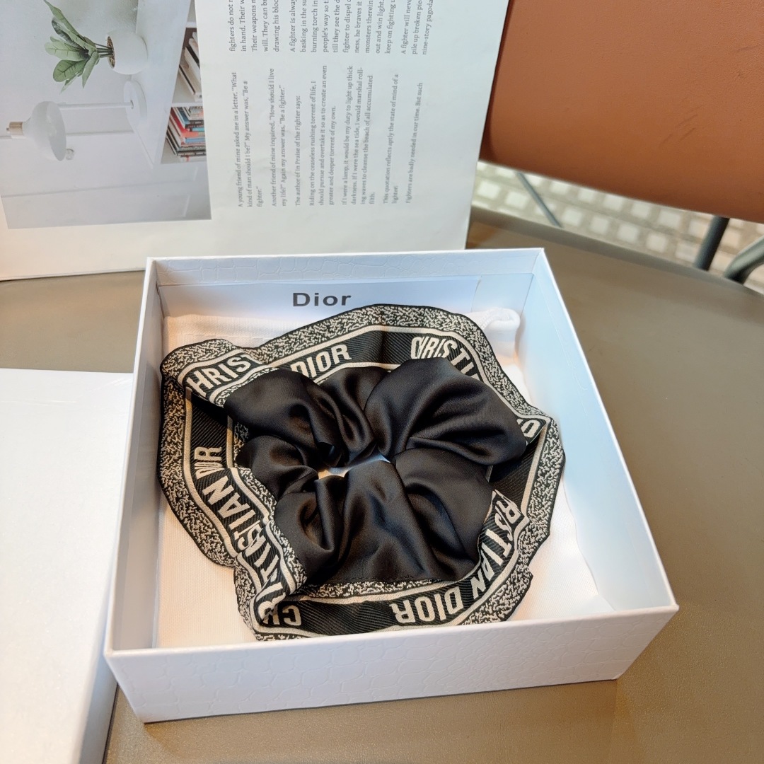 配包装
迪奥 （Dior）字母马尾发圈 蝴蝶结肠圈，高档韩版皮筋，经典花型设计， 高端大气，名媛范儿，