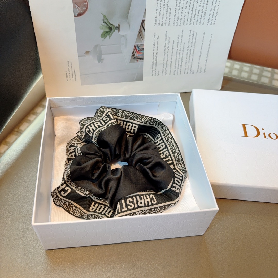 配包装
迪奥 （Dior）字母马尾发圈 蝴蝶结肠圈，高档韩版皮筋，经典花型设计， 高端大气，名媛范儿，