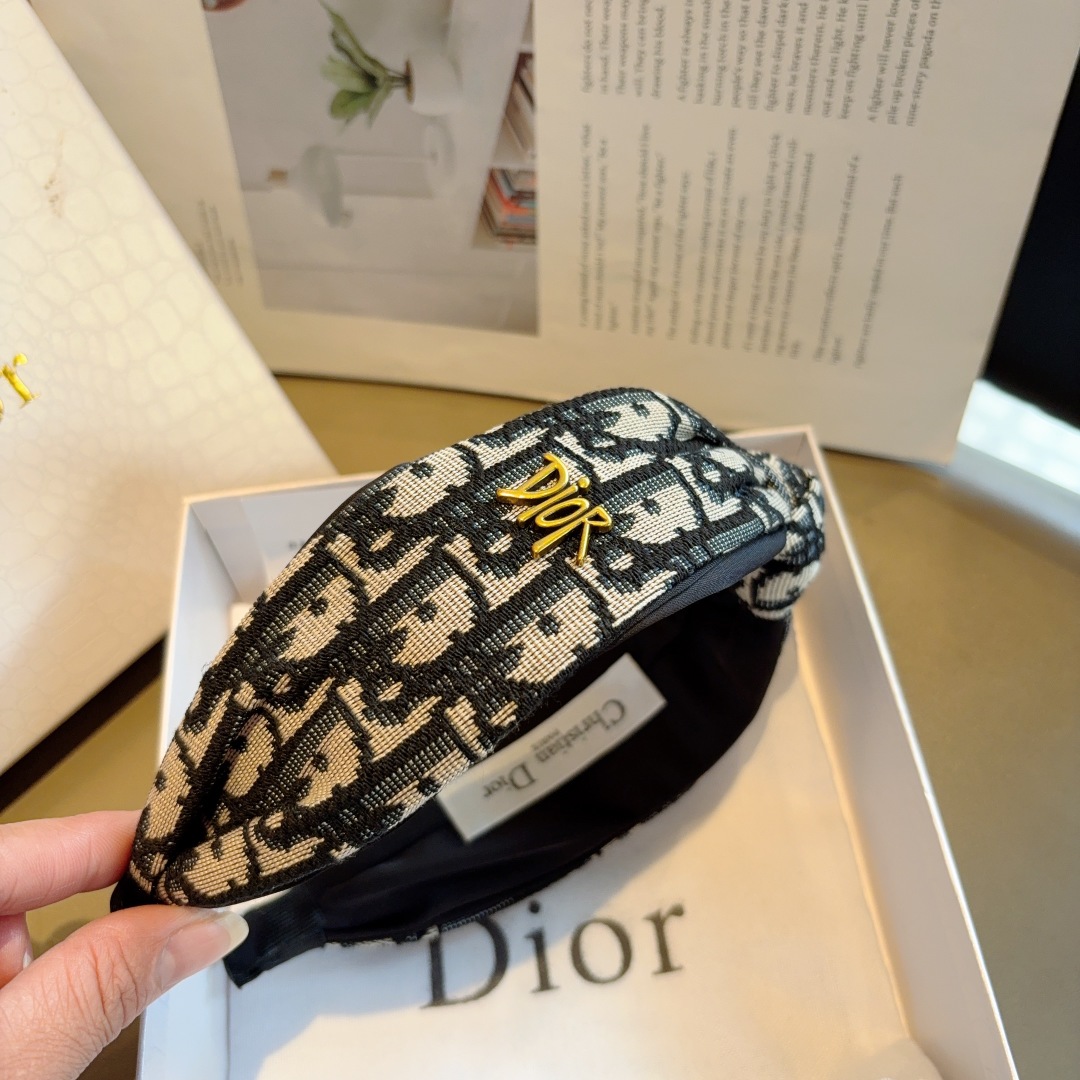 配包装
Dior（迪奥）经典老花大牌发箍, 网红爆款头箍、让你的魅力绽放 清新淑女范让时尚更简单。