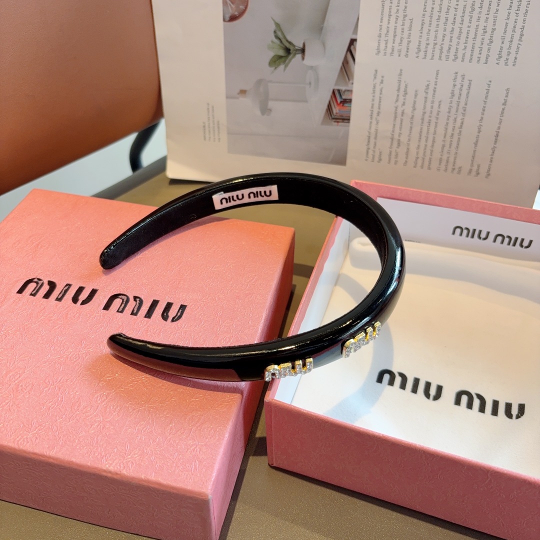 配包装
miumiu 缪缪  新款漆皮定制发箍，金属字母头箍！特制面料非常显质感、经典百搭少女风发饰