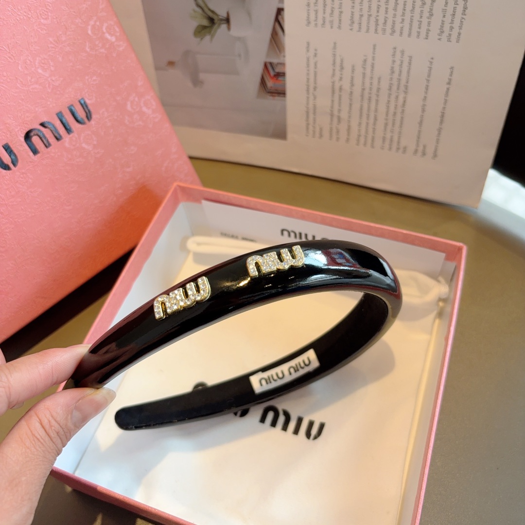 配包装
miumiu 缪缪  新款漆皮定制发箍，金属字母头箍！特制面料非常显质感、经典百搭少女风发饰