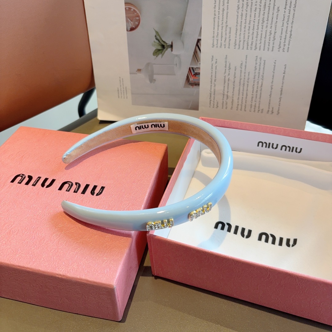 配包装
miumiu 缪缪  新款漆皮定制发箍，金属字母头箍！特制面料非常显质感、经典百搭少女风发饰