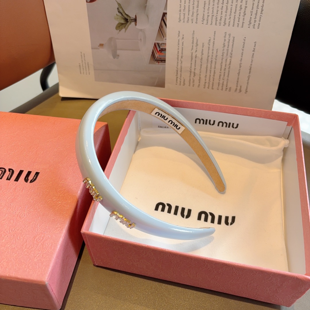配包装
miumiu 缪缪  新款漆皮定制发箍，金属字母头箍！特制面料非常显质感、经典百搭少女风发饰