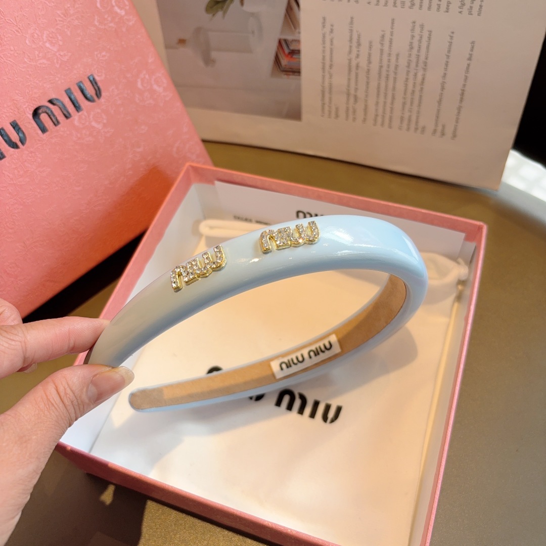 配包装
miumiu 缪缪  新款漆皮定制发箍，金属字母头箍！特制面料非常显质感、经典百搭少女风发饰