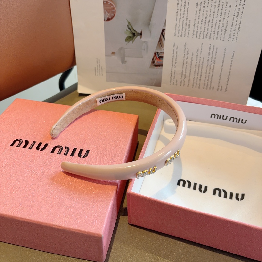 配包装
miumiu 缪缪  新款漆皮定制发箍，金属字母头箍！特制面料非常显质感、经典百搭少女风发饰