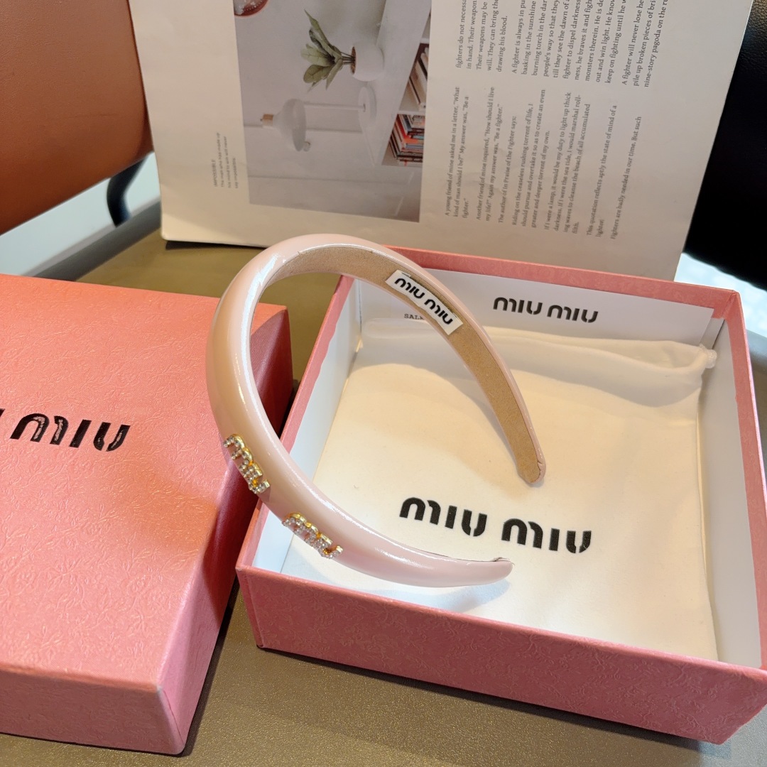 配包装
miumiu 缪缪  新款漆皮定制发箍，金属字母头箍！特制面料非常显质感、经典百搭少女风发饰