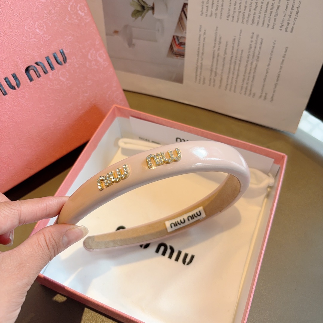 配包装
miumiu 缪缪  新款漆皮定制发箍，金属字母头箍！特制面料非常显质感、经典百搭少女风发饰
