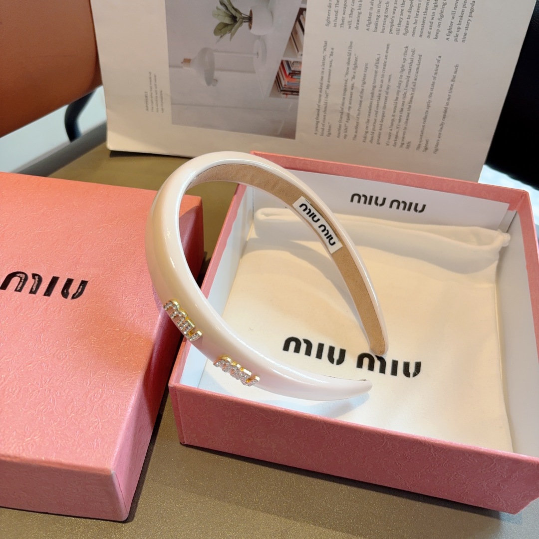 配包装
miumiu 缪缪  新款漆皮定制发箍，金属字母头箍！特制面料非常显质感、经典百搭少女风发饰