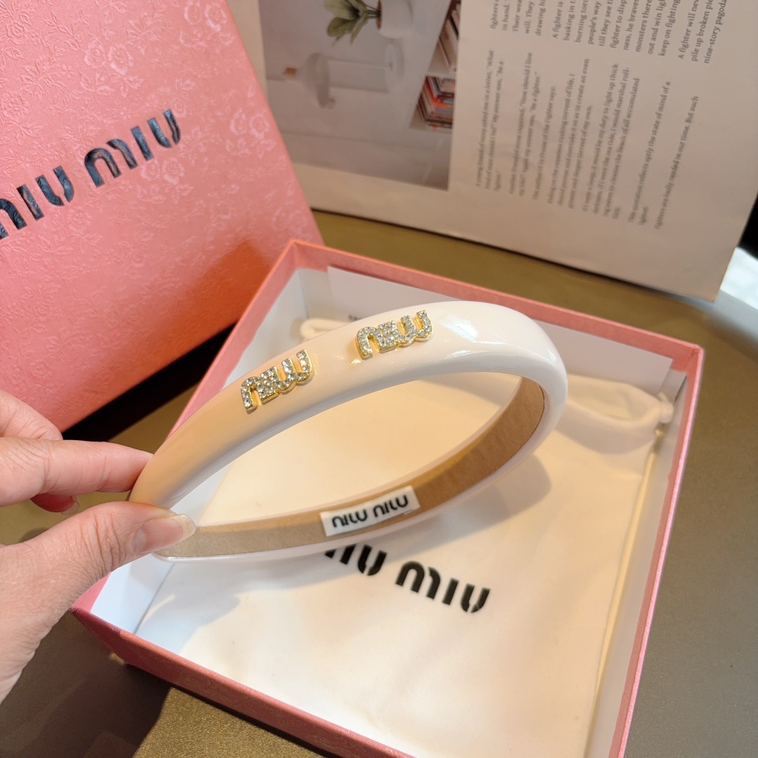 配包装
miumiu 缪缪  新款漆皮定制发箍，金属字母头箍！特制面料非常显质感、经典百搭少女风发饰