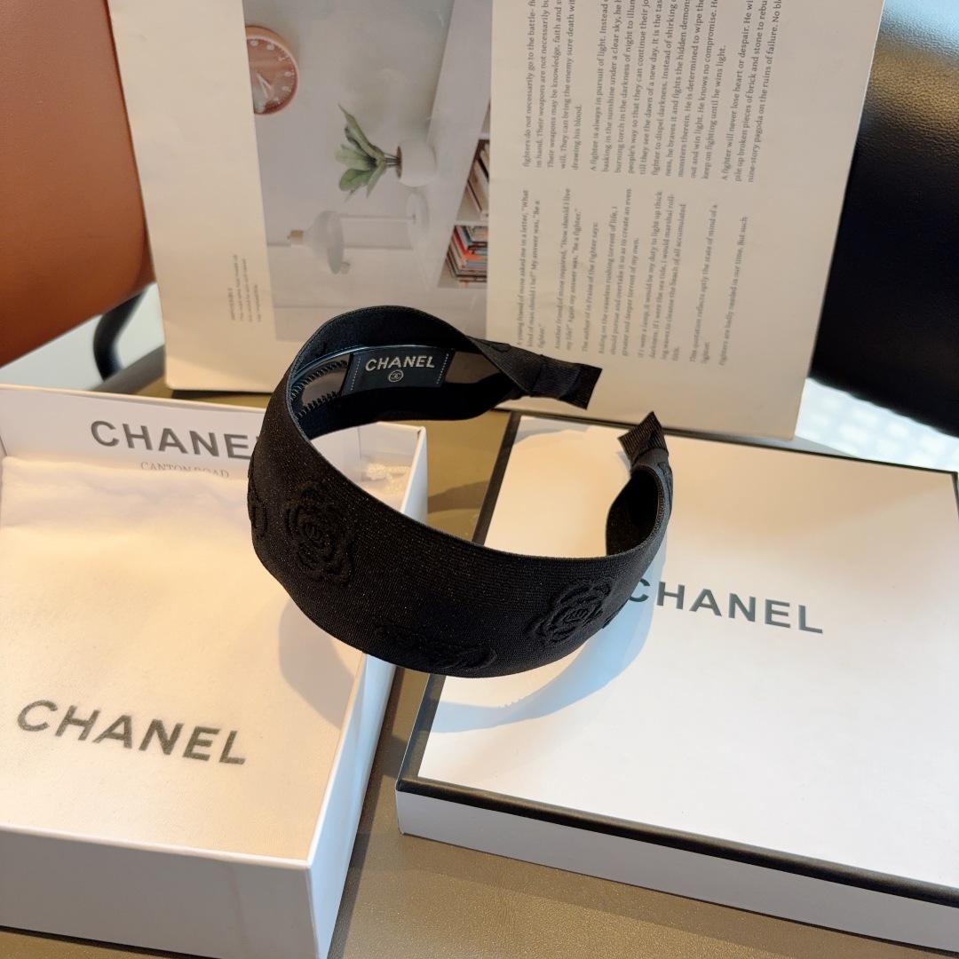 配包装
CHANEL（香奈儿）新款山茶花发箍，复古头箍，搭配高端材质，佩戴舒适 时尚百搭款！