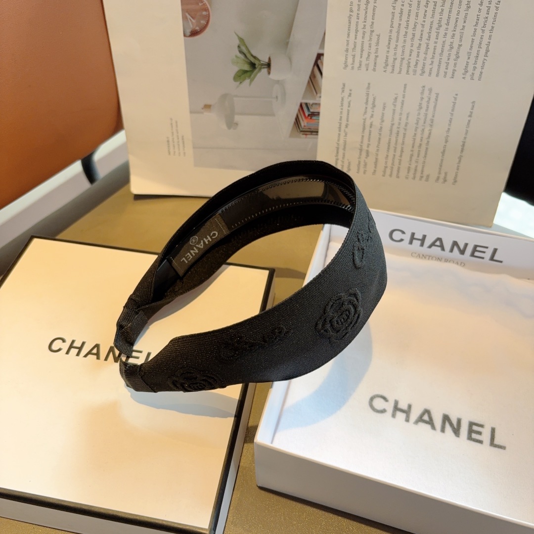 配包装
CHANEL（香奈儿）新款山茶花发箍，复古头箍，搭配高端材质，佩戴舒适 时尚百搭款！
