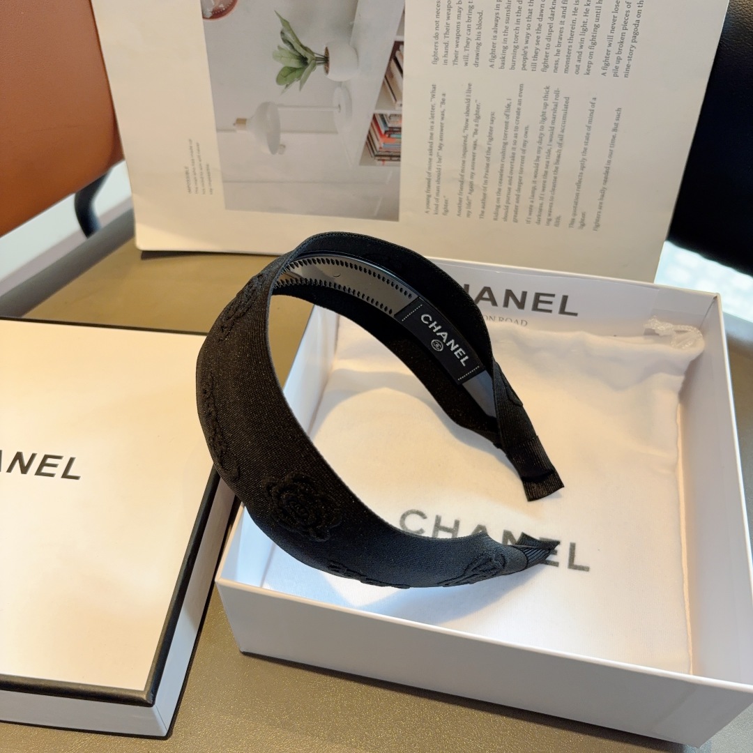 配包装
CHANEL（香奈儿）新款山茶花发箍，复古头箍，搭配高端材质，佩戴舒适 时尚百搭款！