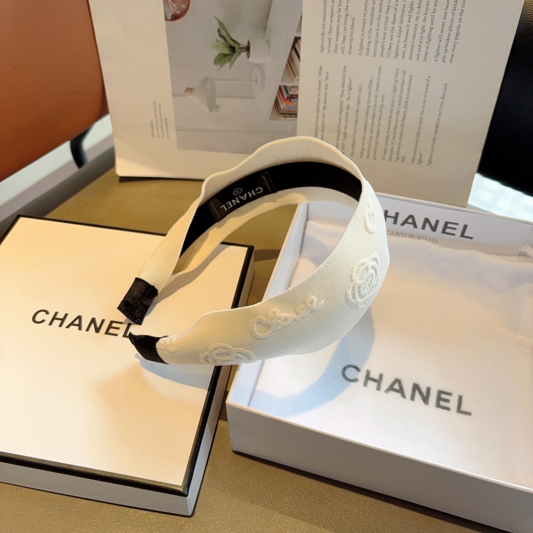 配包装
CHANEL（香奈儿）新款山茶花发箍，复古头箍，搭配高端材质，佩戴舒适 时尚百搭款！