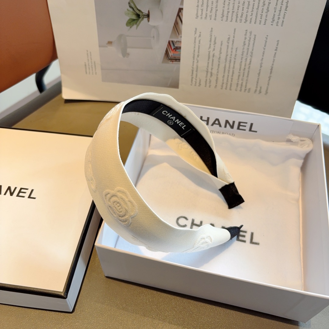 配包装
CHANEL（香奈儿）新款山茶花发箍，复古头箍，搭配高端材质，佩戴舒适 时尚百搭款！