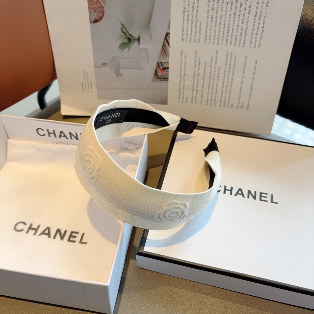 配包装
CHANEL（香奈儿）新款山茶花发箍，复古头箍，搭配高端材质，佩戴舒适 时尚百搭款！