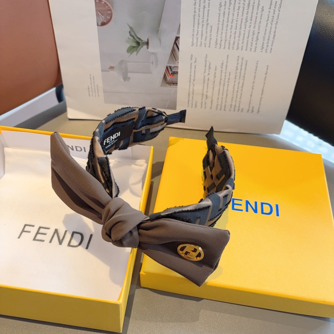 配包装
FENDI 芬迪 经典新款双F蝴蝶结发箍，复古头箍，简约百搭，潮女必备品，超级的高大上！
