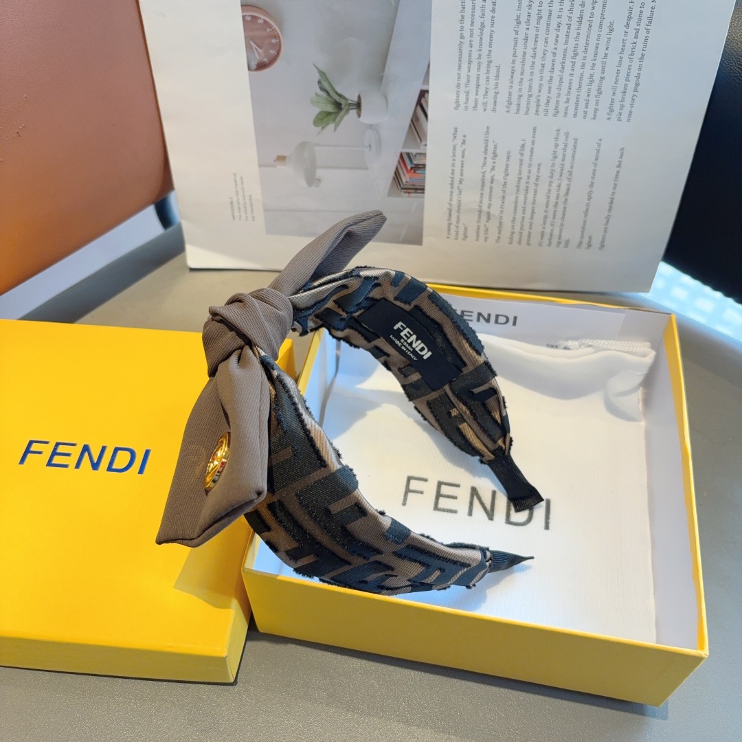 配包装
FENDI 芬迪 经典新款双F蝴蝶结发箍，复古头箍，简约百搭，潮女必备品，超级的高大上！