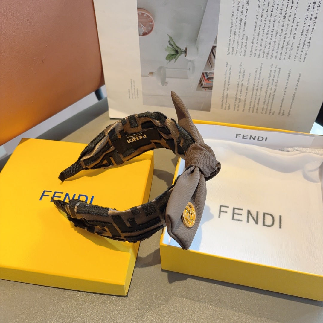 配包装
FENDI 芬迪 经典新款双F蝴蝶结发箍，复古头箍，简约百搭，潮女必备品，超级的高大上！