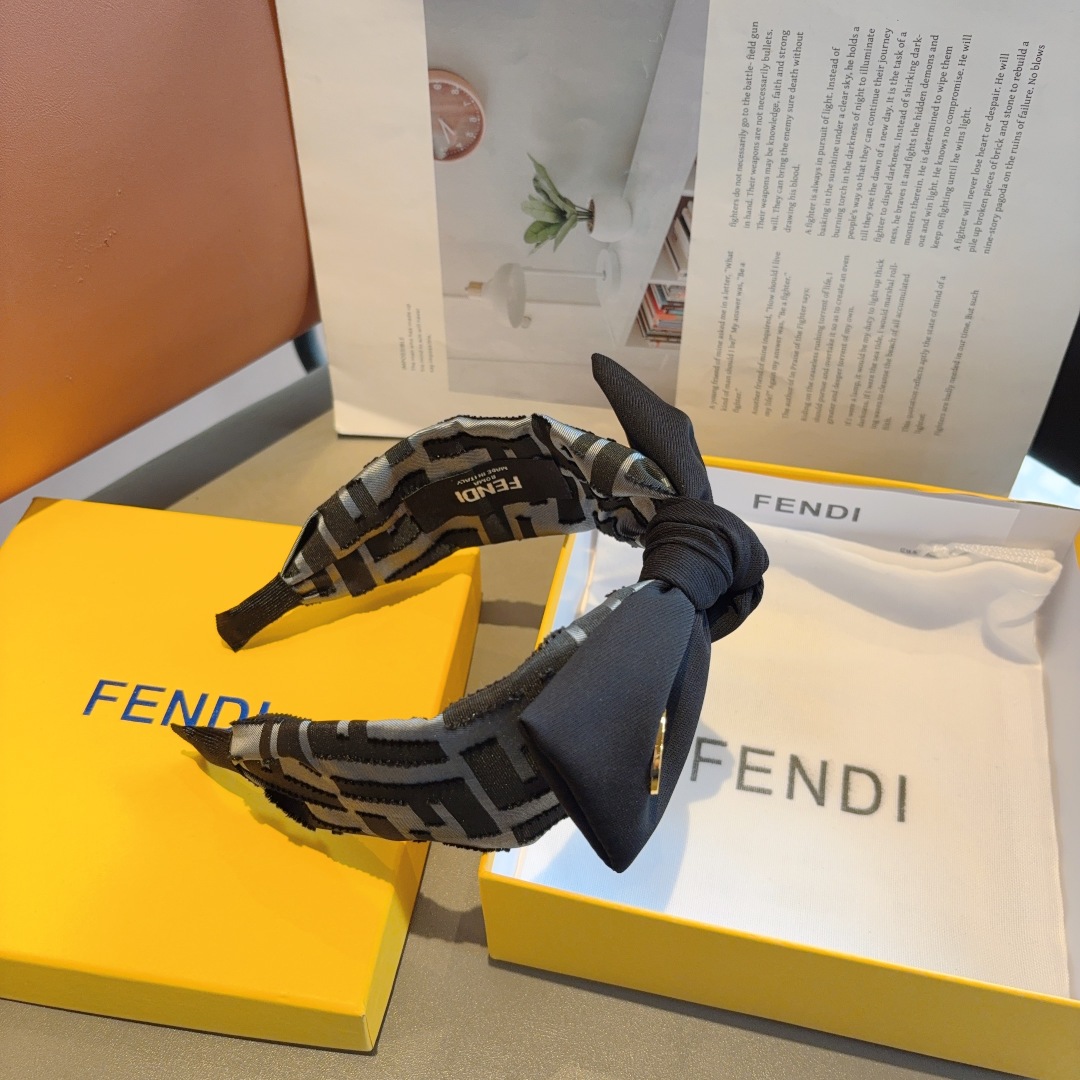 配包装
FENDI 芬迪 经典新款双F蝴蝶结发箍，复古头箍，简约百搭，潮女必备品，超级的高大上！