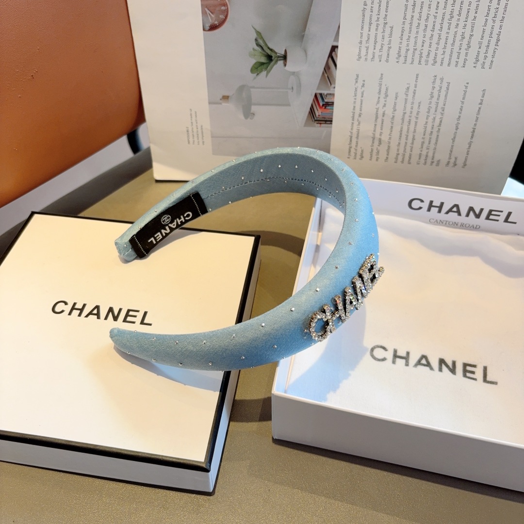 配包装
CHANEL（香奈儿） 高端新款牛仔布色满钻发箍，时尚头箍，网红最新款来袭💕时尚百搭，女神必入、