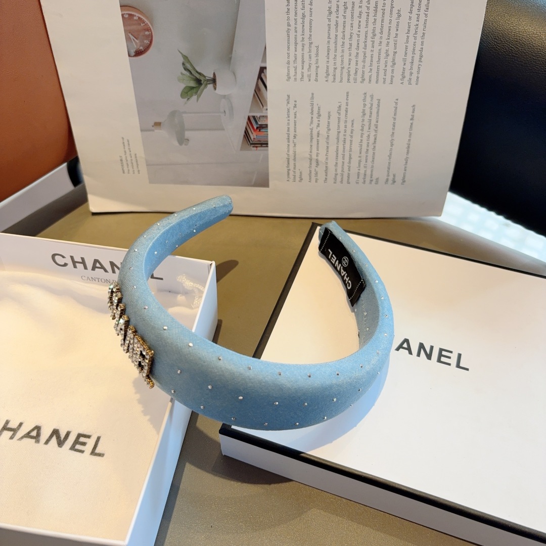 配包装
CHANEL（香奈儿） 高端新款牛仔布色满钻发箍，时尚头箍，网红最新款来袭💕时尚百搭，女神必入、