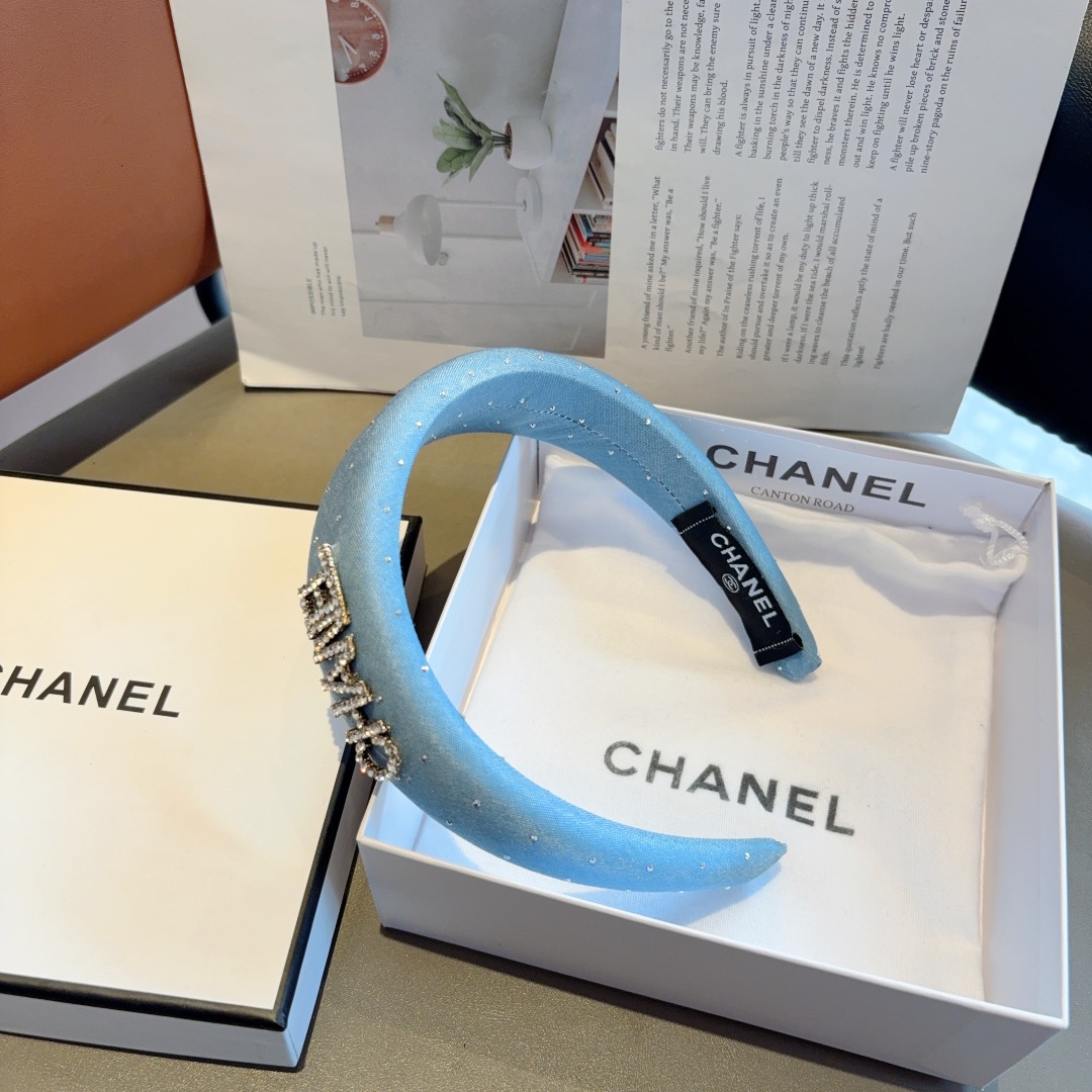 配包装
CHANEL（香奈儿） 高端新款牛仔布色满钻发箍，时尚头箍，网红最新款来袭💕时尚百搭，女神必入、