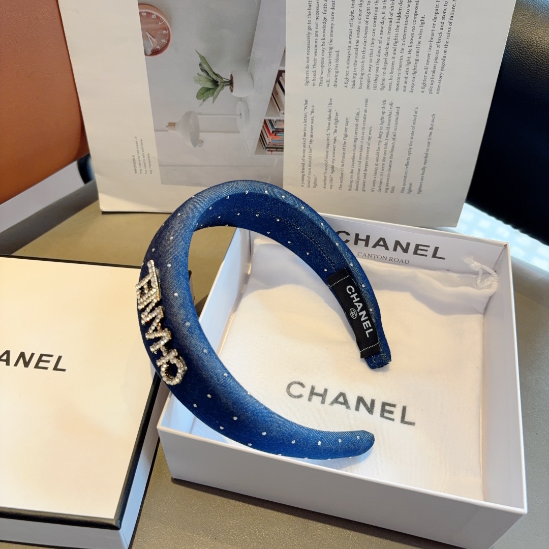 配包装
CHANEL（香奈儿） 高端新款牛仔布色满钻发箍，时尚头箍，网红最新款来袭💕时尚百搭，女神必入、