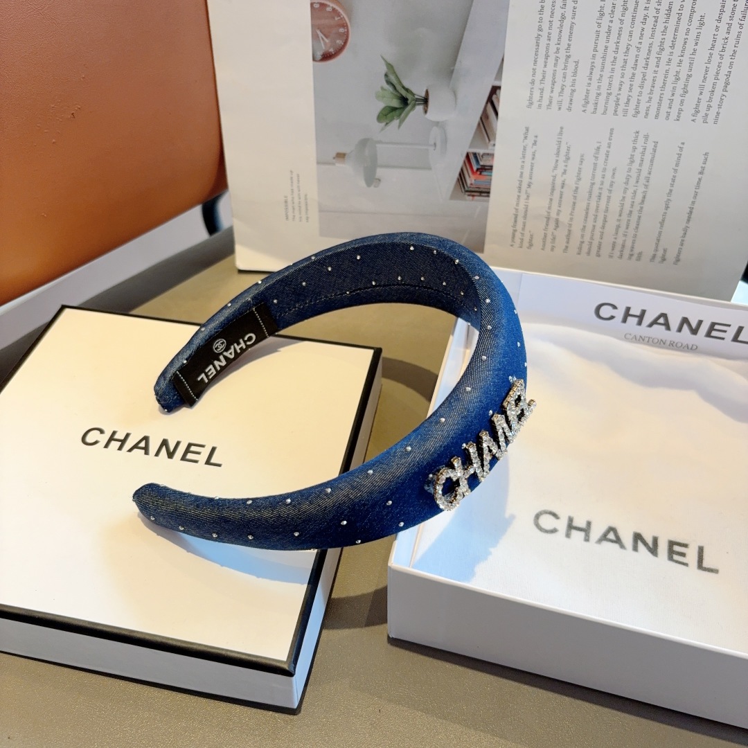 配包装
CHANEL（香奈儿） 高端新款牛仔布色满钻发箍，时尚头箍，网红最新款来袭💕时尚百搭，女神必入、