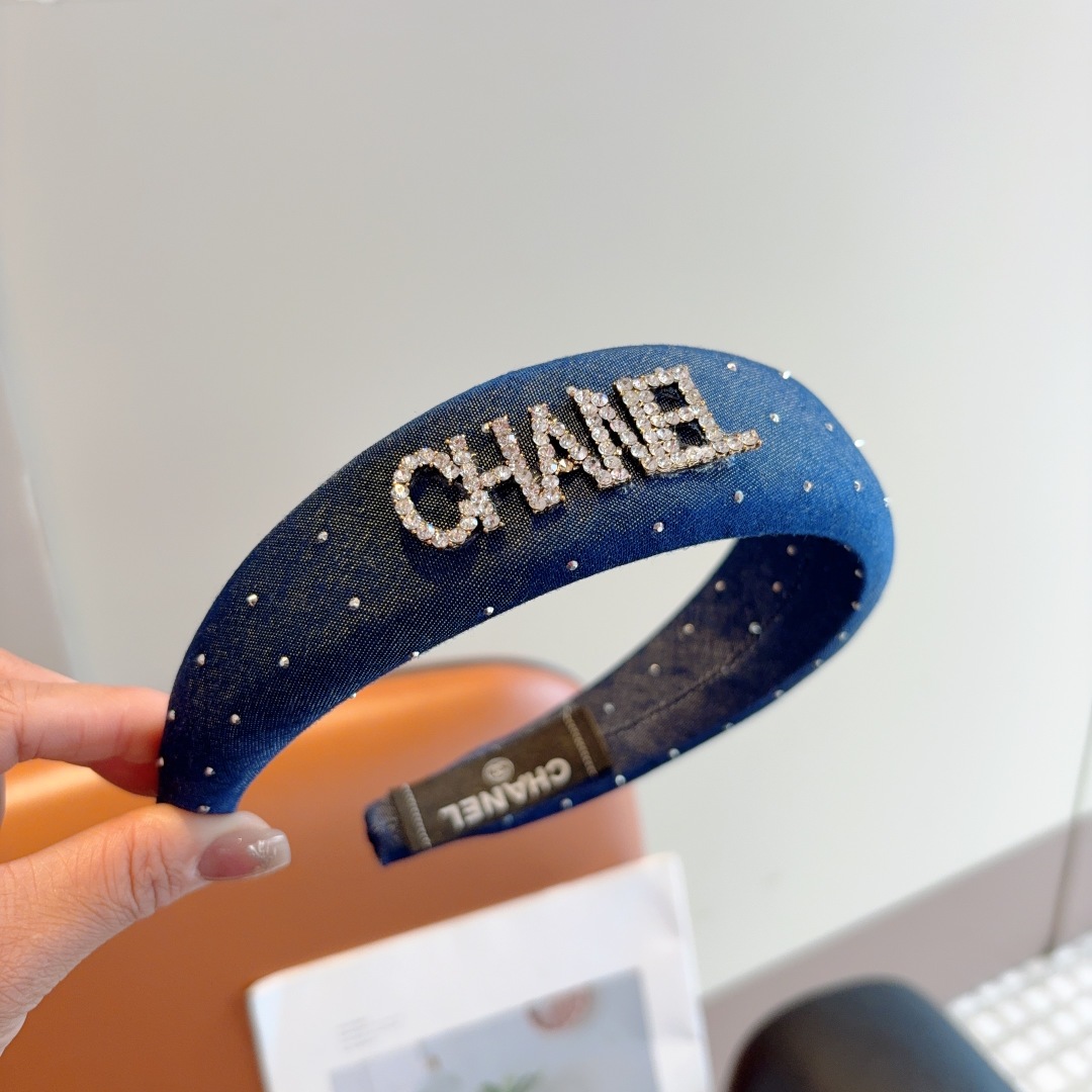 配包装
CHANEL（香奈儿） 高端新款牛仔布色满钻发箍，时尚头箍，网红最新款来袭💕时尚百搭，女神必入、