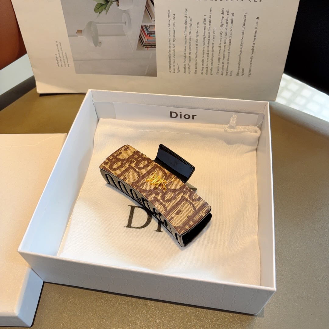配包装
Dior（迪奥）经典老花网红抓夹，高级感字母简约复古发夹原单货，简约百搭，潮女必备品，超级的高大