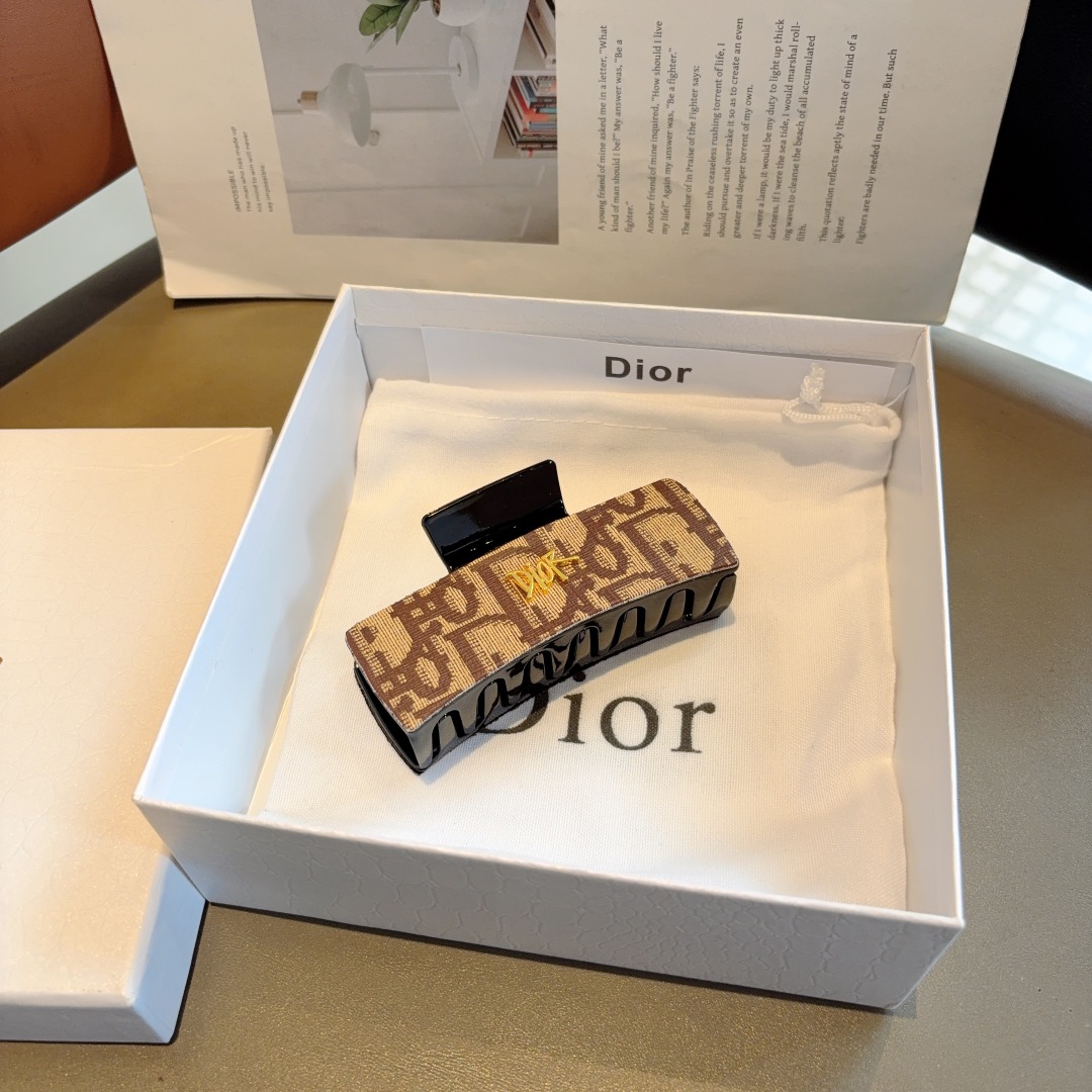 配包装
Dior（迪奥）经典老花网红抓夹，高级感字母简约复古发夹原单货，简约百搭，潮女必备品，超级的高大