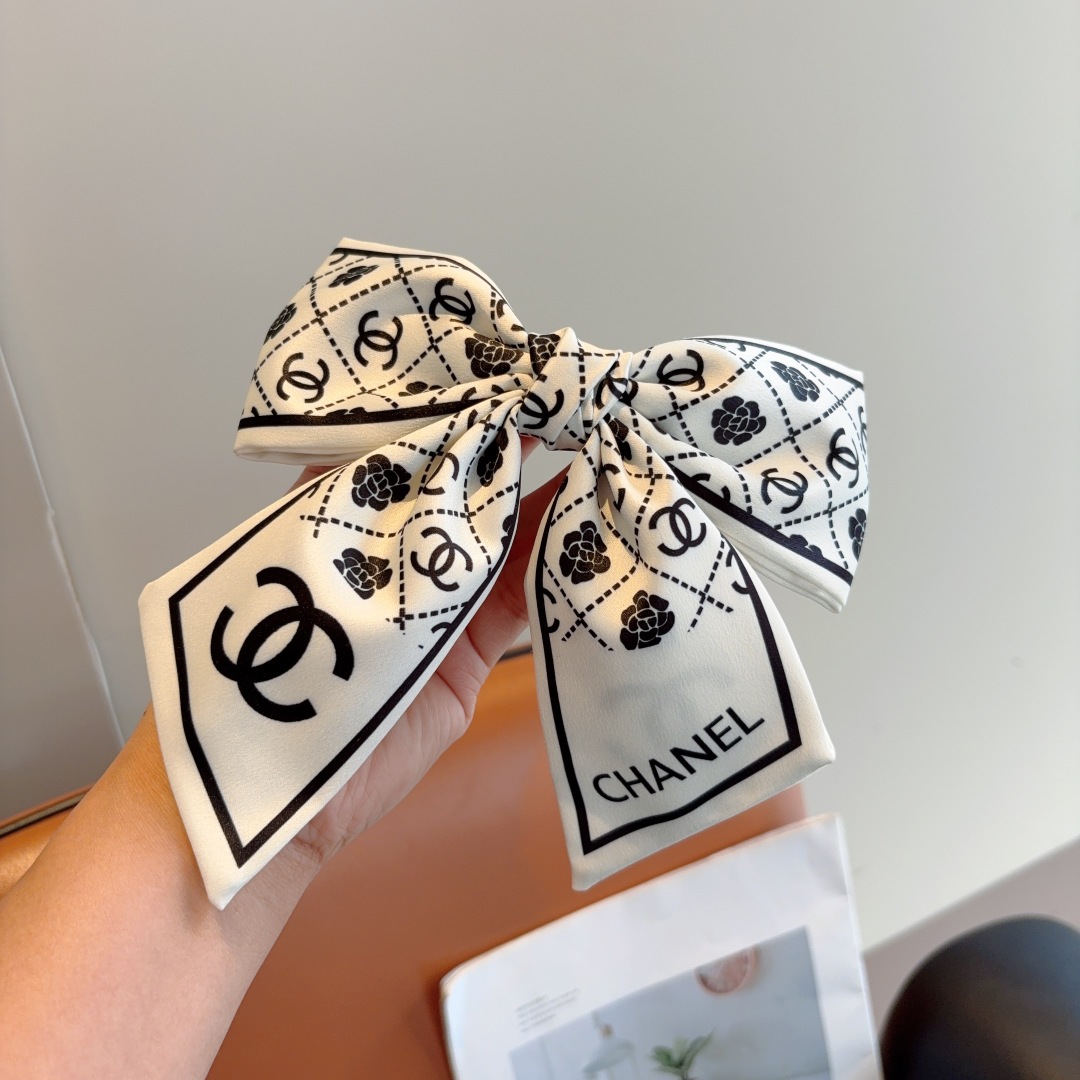 配包装
CHANEL （香奈儿）明星同款蝴蝶结发夹 弹弓夹 网红推荐款♥ 经典蝴蝶结头饰，超级百搭哦 让