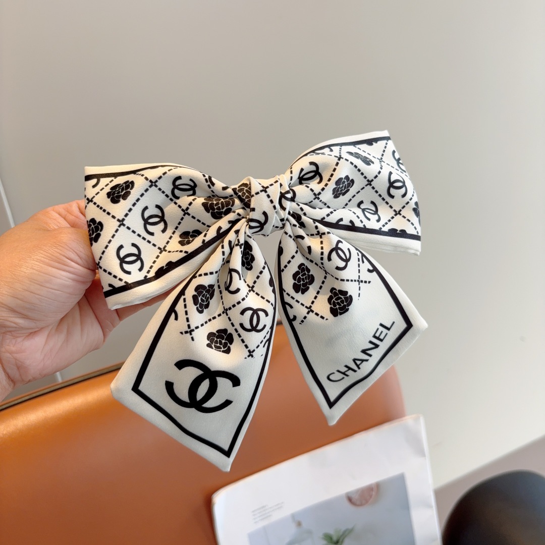 配包装
CHANEL （香奈儿）明星同款蝴蝶结发夹 弹弓夹 网红推荐款♥ 经典蝴蝶结头饰，超级百搭哦 让